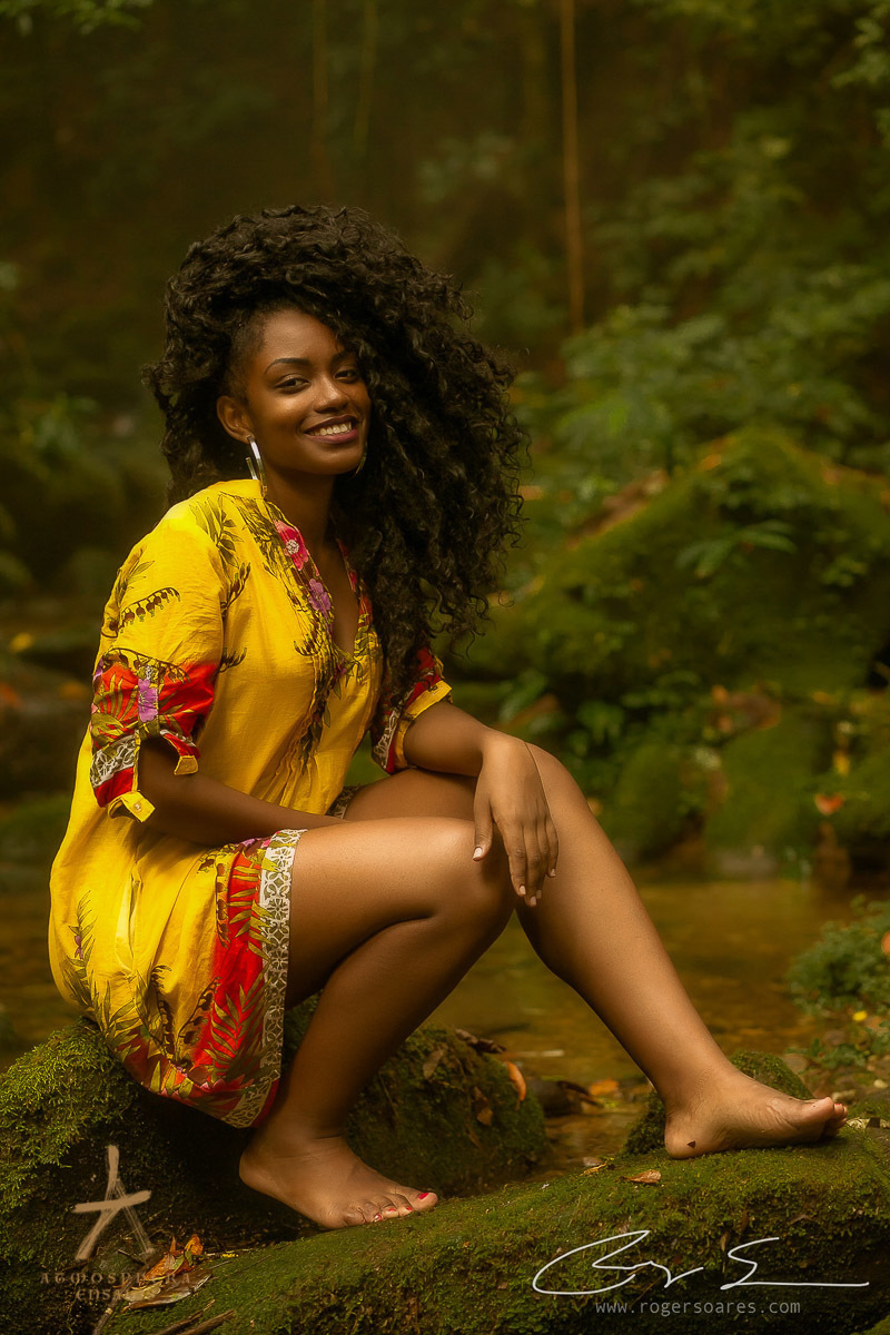 ENSAIO FOTOGRAFICO AUTO ESTIMA AMOR PROPRIO MULHER BRASILEIRA NEGRA MODELO SENSUAL SEXY EMPODERADA RISOS SORRISOS CABELO BLACK BOOK EXTERNO NATUREZA PARANAPIACABA VERDE SELVA MULHER NEGRA SP VESTIDO COLORIDO CACHOS OLHAR BOCA FELIZ FELICIDADE