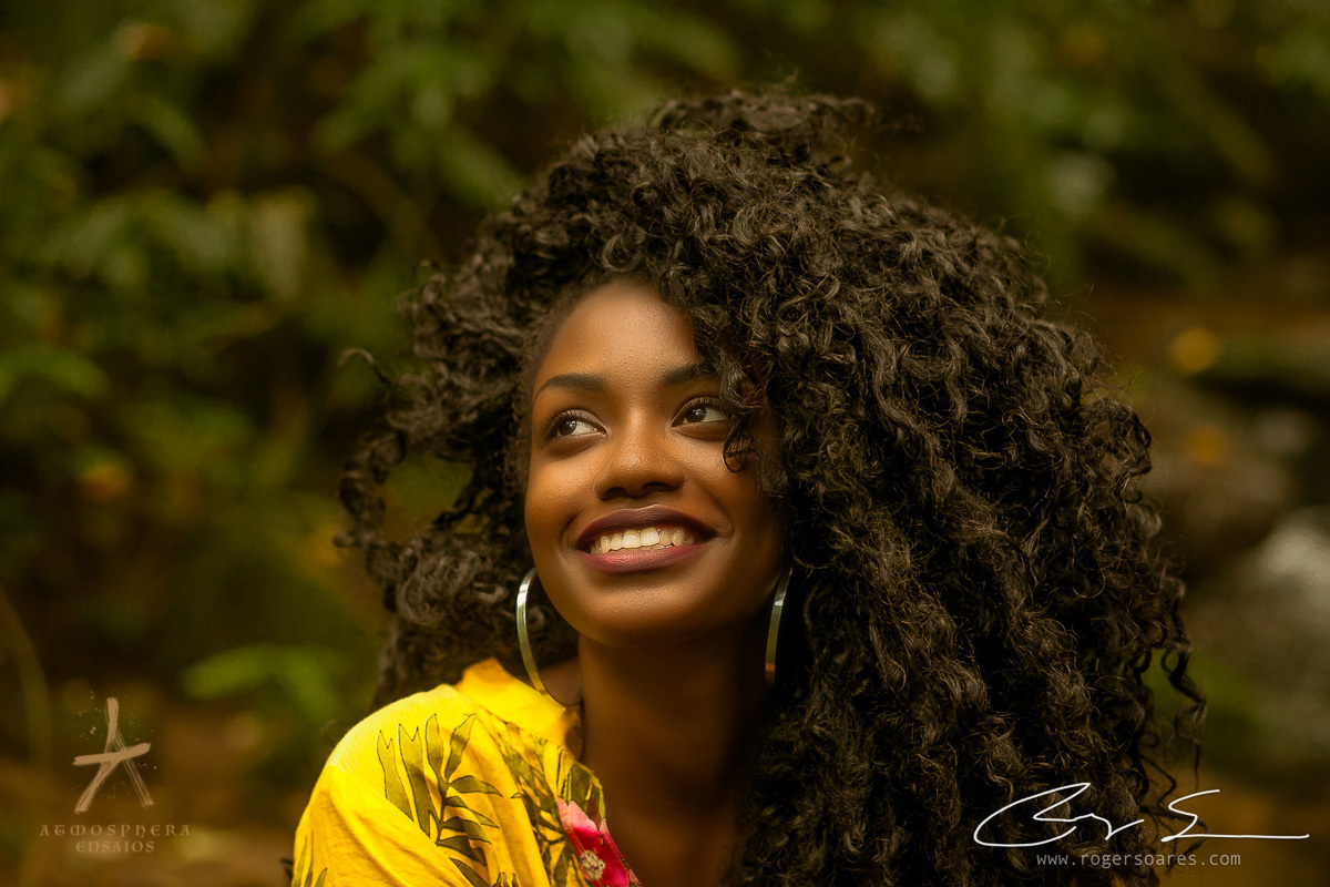 ENSAIO FOTOGRAFICO AUTO ESTIMA AMOR PROPRIO MULHER BRASILEIRA NEGRA MODELO SENSUAL SEXY EMPODERADA RISOS SORRISOS CABELO BLACK BOOK EXTERNO NATUREZA PARANAPIACABA VERDE SELVA MULHER NEGRA SP VESTIDO COLORIDO CACHOS OLHAR BOCA FELIZ FELICIDADE