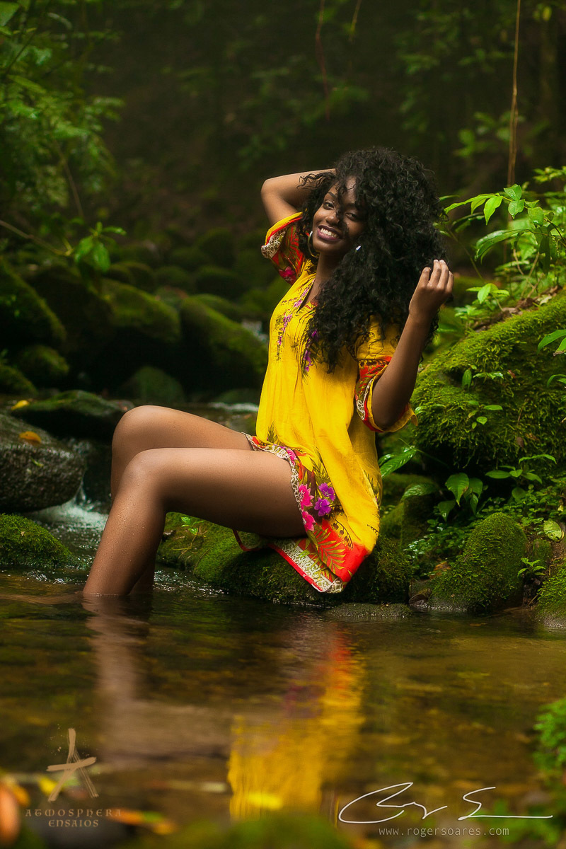 ENSAIO FOTOGRAFICO AUTO ESTIMA AMOR PROPRIO MULHER BRASILEIRA NEGRA MODELO SENSUAL SEXY EMPODERADA RISOS SORRISOS CABELO BLACK BOOK EXTERNO NATUREZA PARANAPIACABA VERDE SELVA MULHER NEGRA SP VESTIDO COLORIDO CACHOS OLHAR BOCA FELIZ FELICIDADE