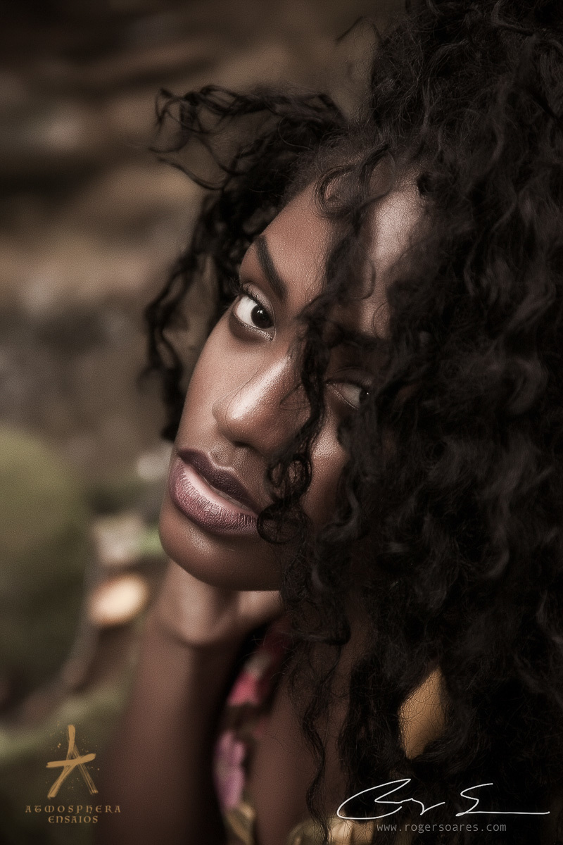 ENSAIO FOTOGRAFICO AUTO ESTIMA AMOR PROPRIO MULHER BRASILEIRA NEGRA MODELO SENSUAL SEXY EMPODERADA RISOS SORRISOS CABELO BLACK BOOK EXTERNO NATUREZA PARANAPIACABA VERDE SELVA MULHER NEGRA SP VESTIDO COLORIDO CACHOS OLHAR BOCA FELIZ FELICIDADE