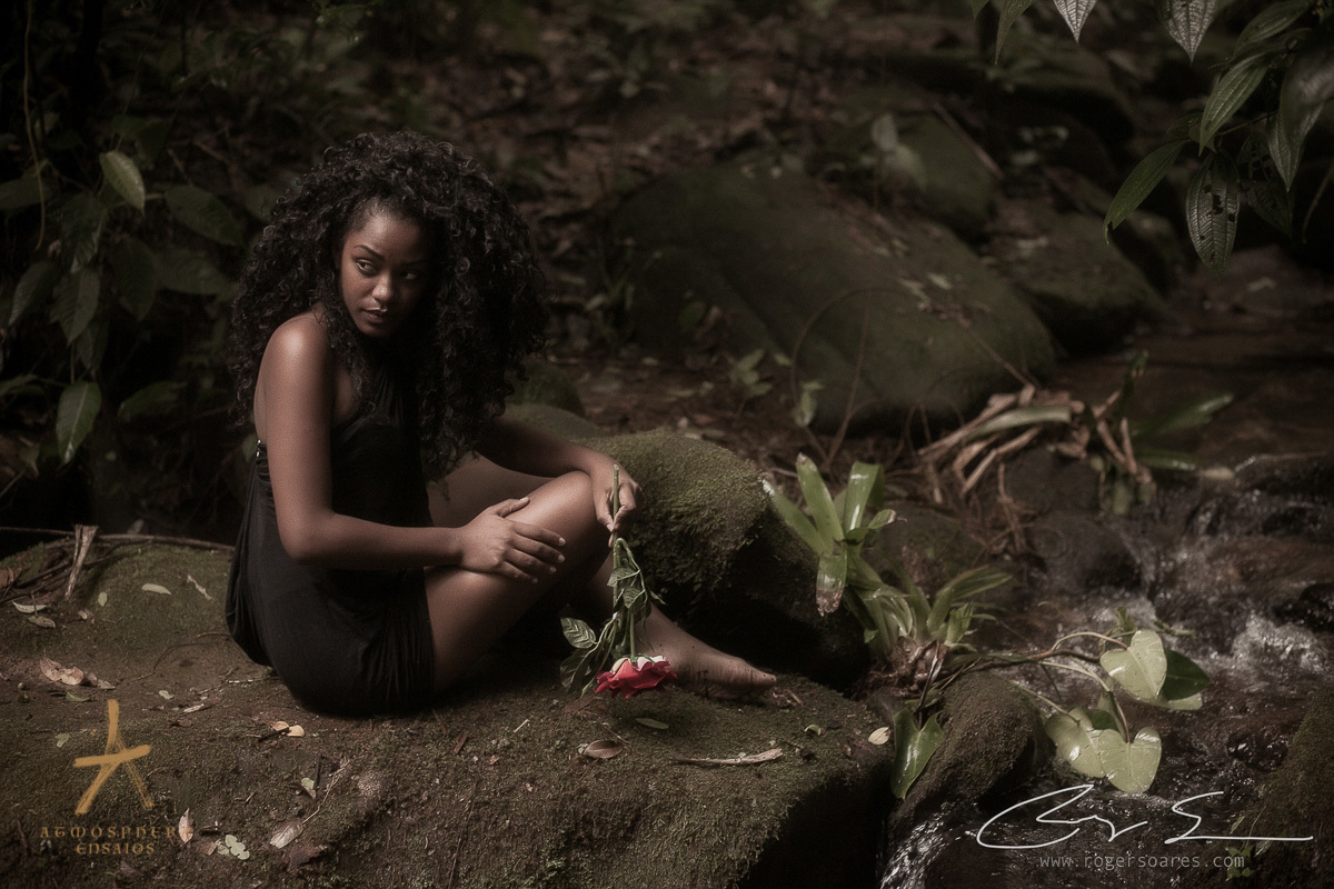 ENSAIO FOTOGRAFICO AUTO ESTIMA AMOR PROPRIO MULHER BRASILEIRA NEGRA MODELO SENSUAL SEXY EMPODERADA RISOS SORRISOS CABELO BLACK BOOK EXTERNO NATUREZA PARANAPIACABA VERDE SELVA MULHER NEGRA SP VESTIDO COLORIDO CACHOS OLHAR BOCA FELIZ FELICIDADE