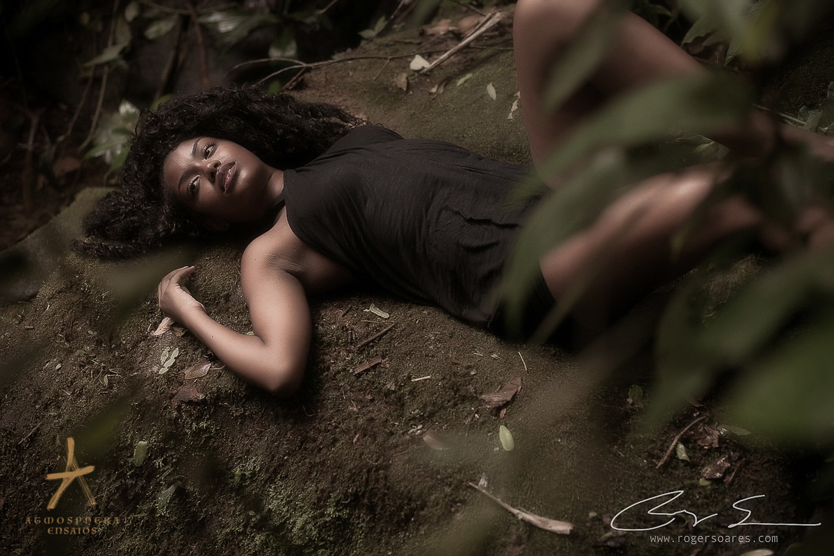 ENSAIO FOTOGRAFICO AUTO ESTIMA AMOR PROPRIO MULHER BRASILEIRA NEGRA MODELO SENSUAL SEXY EMPODERADA RISOS SORRISOS CABELO BLACK BOOK EXTERNO NATUREZA PARANAPIACABA VERDE SELVA MULHER NEGRA SP VESTIDO COLORIDO CACHOS OLHAR BOCA FELIZ FELICIDADE