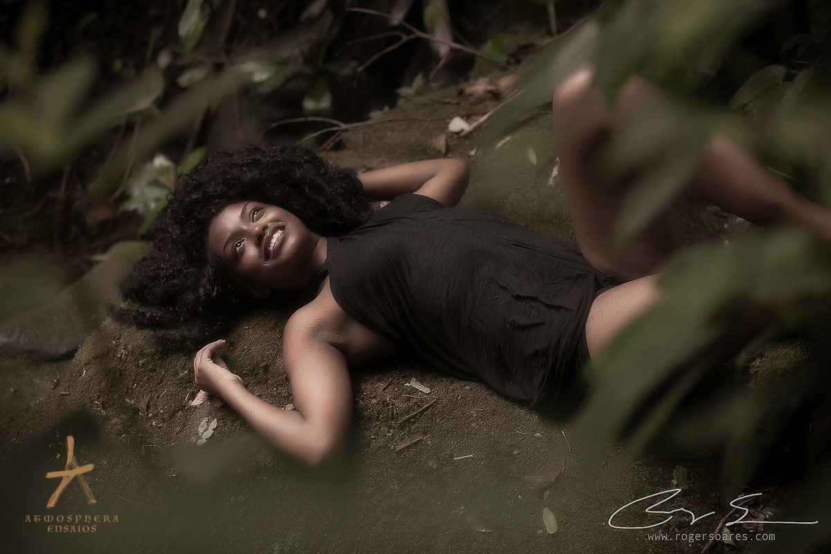 ENSAIO FOTOGRAFICO AUTO ESTIMA AMOR PROPRIO MULHER BRASILEIRA NEGRA MODELO SENSUAL SEXY EMPODERADA RISOS SORRISOS CABELO BLACK BOOK EXTERNO NATUREZA PARANAPIACABA VERDE SELVA MULHER NEGRA SP VESTIDO COLORIDO CACHOS OLHAR BOCA FELIZ FELICIDADE