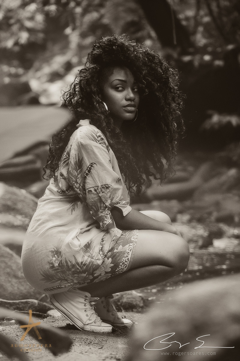 ENSAIO FOTOGRAFICO AUTO ESTIMA AMOR PROPRIO MULHER BRASILEIRA NEGRA MODELO SENSUAL SEXY EMPODERADA RISOS SORRISOS CABELO BLACK BOOK EXTERNO NATUREZA PARANAPIACABA VERDE SELVA MULHER NEGRA SP VESTIDO COLORIDO CACHOS OLHAR BOCA FELIZ FELICIDADE