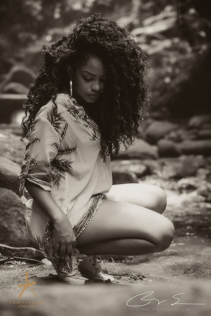 ENSAIO FOTOGRAFICO AUTO ESTIMA AMOR PROPRIO MULHER BRASILEIRA NEGRA MODELO SENSUAL SEXY EMPODERADA RISOS SORRISOS CABELO BLACK BOOK EXTERNO NATUREZA PARANAPIACABA VERDE SELVA MULHER NEGRA SP VESTIDO COLORIDO CACHOS OLHAR BOCA FELIZ FELICIDADE