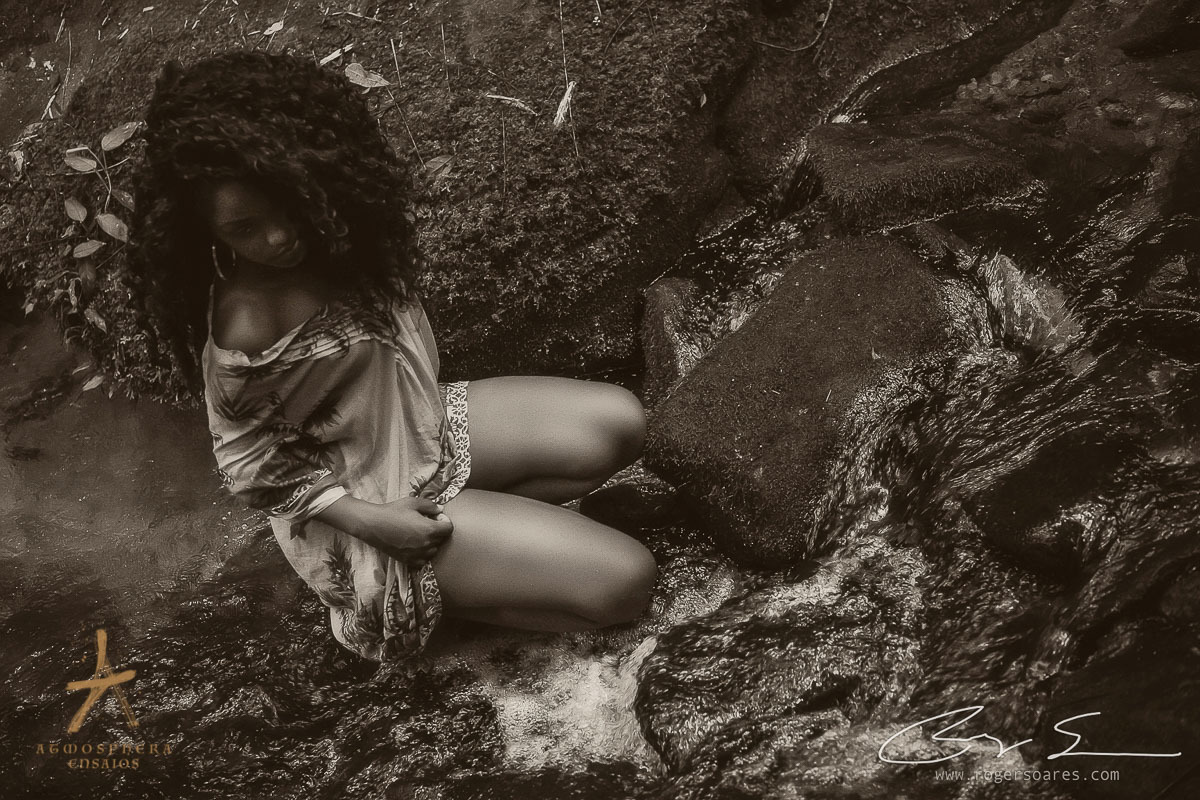 ENSAIO FOTOGRAFICO AUTO ESTIMA AMOR PROPRIO MULHER BRASILEIRA NEGRA MODELO SENSUAL SEXY EMPODERADA RISOS SORRISOS CABELO BLACK BOOK EXTERNO NATUREZA PARANAPIACABA VERDE SELVA MULHER NEGRA SP VESTIDO COLORIDO CACHOS OLHAR BOCA FELIZ FELICIDADE