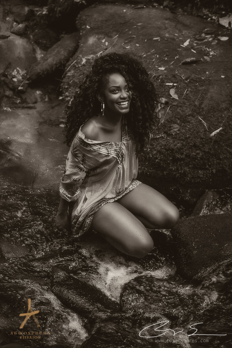 ENSAIO FOTOGRAFICO AUTO ESTIMA AMOR PROPRIO MULHER BRASILEIRA NEGRA MODELO SENSUAL SEXY EMPODERADA RISOS SORRISOS CABELO BLACK BOOK EXTERNO NATUREZA PARANAPIACABA VERDE SELVA MULHER NEGRA SP VESTIDO COLORIDO CACHOS OLHAR BOCA FELIZ FELICIDADE