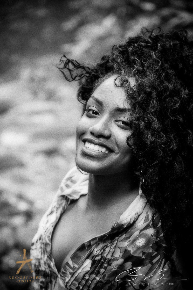 ENSAIO FOTOGRAFICO AUTO ESTIMA AMOR PROPRIO MULHER BRASILEIRA NEGRA MODELO SENSUAL SEXY EMPODERADA RISOS SORRISOS CABELO BLACK BOOK EXTERNO NATUREZA PARANAPIACABA VERDE SELVA MULHER NEGRA SP VESTIDO COLORIDO CACHOS OLHAR BOCA FELIZ FELICIDADE