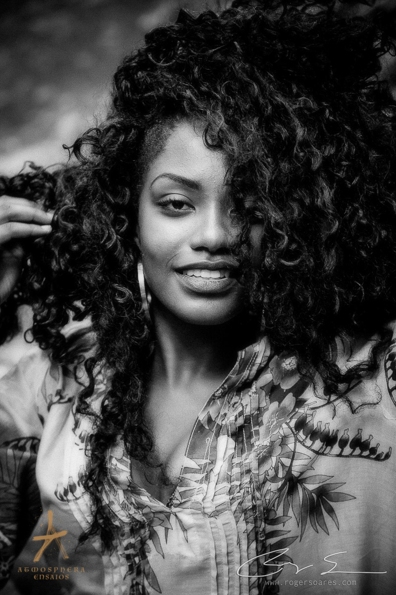 ENSAIO FOTOGRAFICO AUTO ESTIMA AMOR PROPRIO MULHER BRASILEIRA NEGRA MODELO SENSUAL SEXY EMPODERADA RISOS SORRISOS CABELO BLACK BOOK EXTERNO NATUREZA PARANAPIACABA VERDE SELVA MULHER NEGRA SP VESTIDO COLORIDO CACHOS OLHAR BOCA FELIZ FELICIDADE