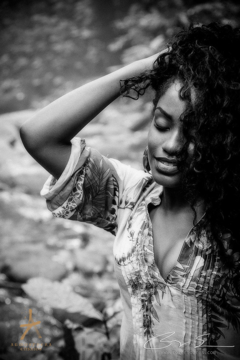 ENSAIO FOTOGRAFICO AUTO ESTIMA AMOR PROPRIO MULHER BRASILEIRA NEGRA MODELO SENSUAL SEXY EMPODERADA RISOS SORRISOS CABELO BLACK BOOK EXTERNO NATUREZA PARANAPIACABA VERDE SELVA MULHER NEGRA SP VESTIDO COLORIDO CACHOS OLHAR BOCA FELIZ FELICIDADE