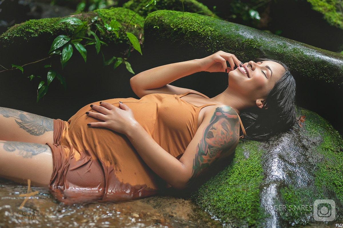 Ensaio Gestante Natureza Pregnant Cachoeira Agua Pureza Sensualidade Amor Mãe Filho Gestação Gestacional Fotografico Fotos mulher brasileira cabelo longos fotografo profissional Paranapiacaba maquiagem penteado externo edição livro book fotografia