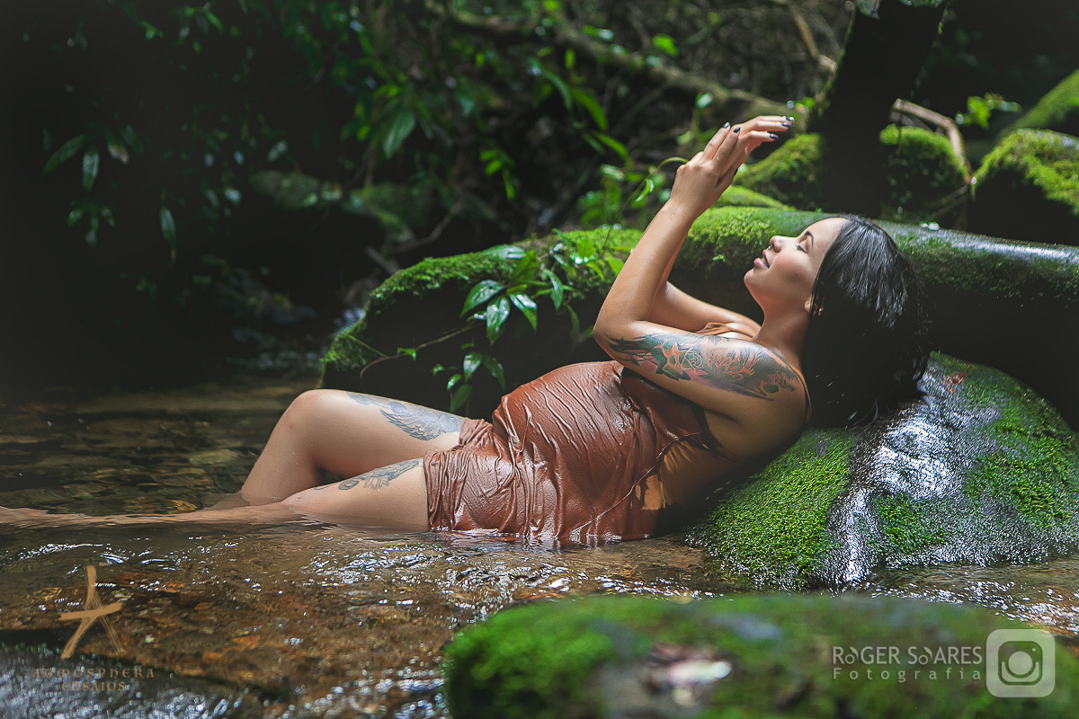 Ensaio Gestante Natureza Pregnant Cachoeira Agua Pureza Sensualidade Amor Mãe Filho Gestação Gestacional Fotografico Fotos mulher brasileira cabelo longos fotografo profissional Paranapiacaba maquiagem penteado externo edição livro book fotografia