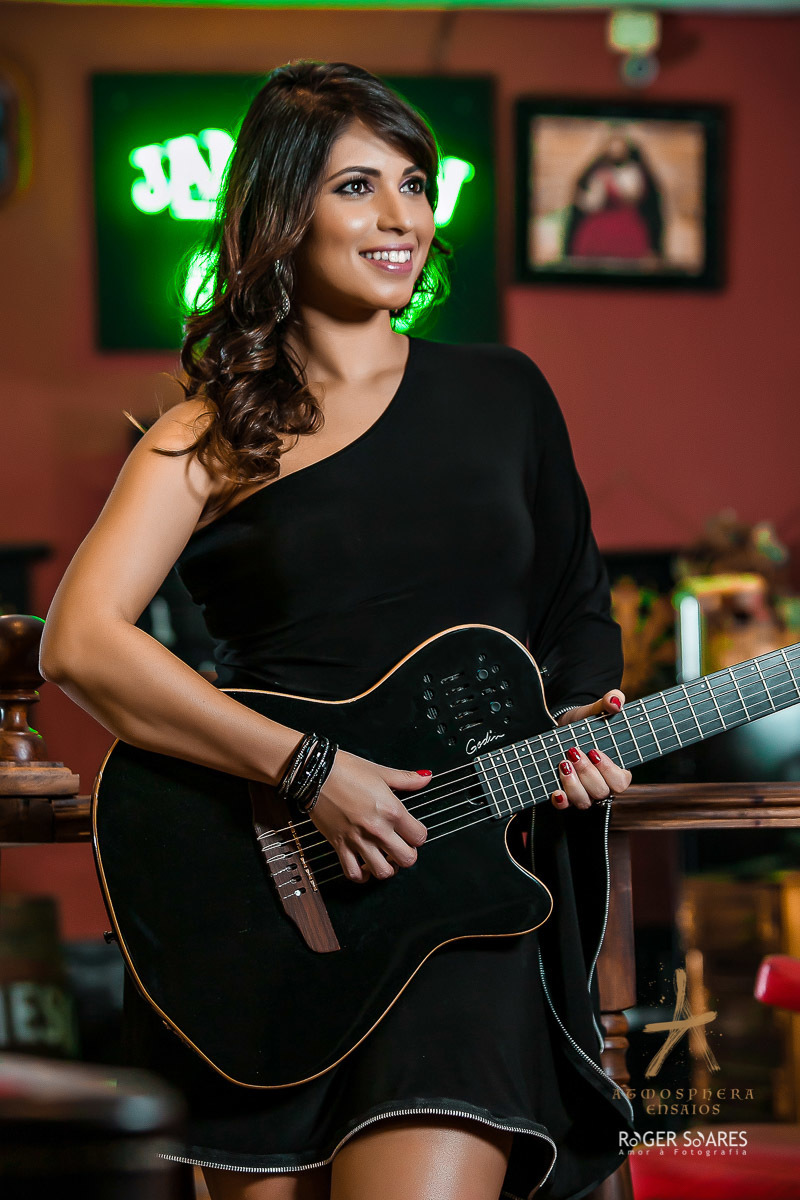 ENSAIO FOTOGRAFICO PROFISSIONAL DIVULGAÇÃO PROMOCIONAL PUBLICIDADE PROPAGANDA ARTISTA MÚSICA CANTORA MUSICISTA GUITARRA VIOLÃO CANTO MULHER MÃE ESPOSA CELEBRIDADE VESTIDO LOOKS MODA PRODUÇÃO MAQUIAGEM MAQUIADORA FOTOS IMAGENS ARTISTICAS