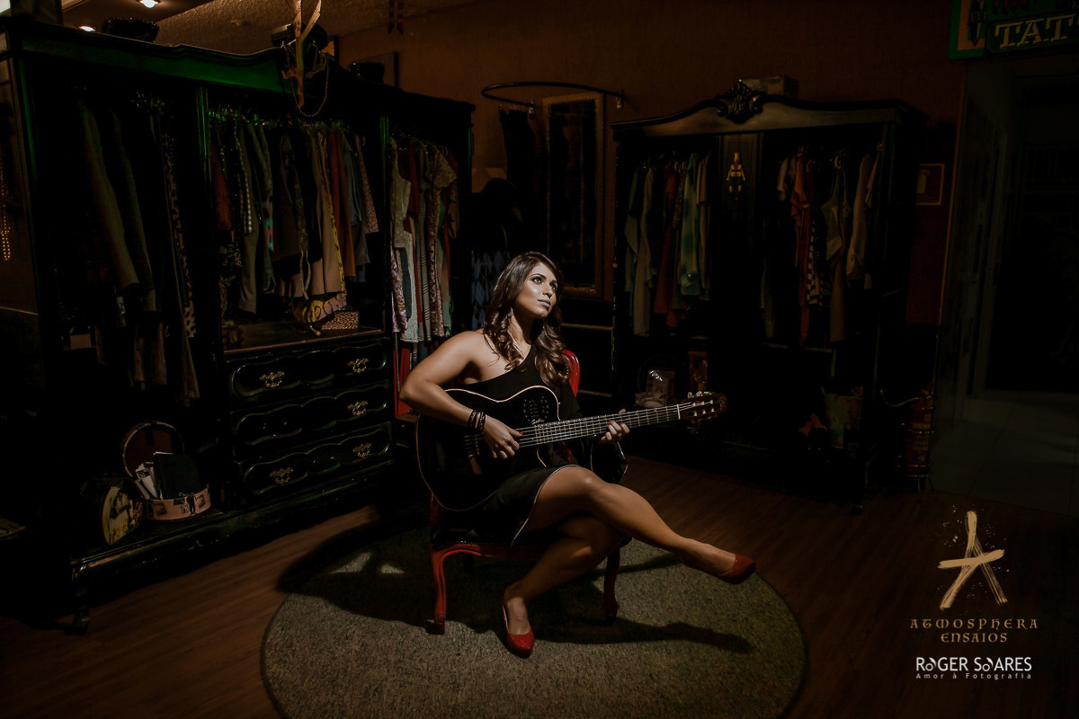 ENSAIO FOTOGRAFICO PROFISSIONAL DIVULGAÇÃO PROMOCIONAL PUBLICIDADE PROPAGANDA ARTISTA MÚSICA CANTORA MUSICISTA GUITARRA VIOLÃO CANTO MULHER MÃE ESPOSA CELEBRIDADE VESTIDO LOOKS MODA PRODUÇÃO MAQUIAGEM MAQUIADORA FOTOS IMAGENS ARTISTICAS