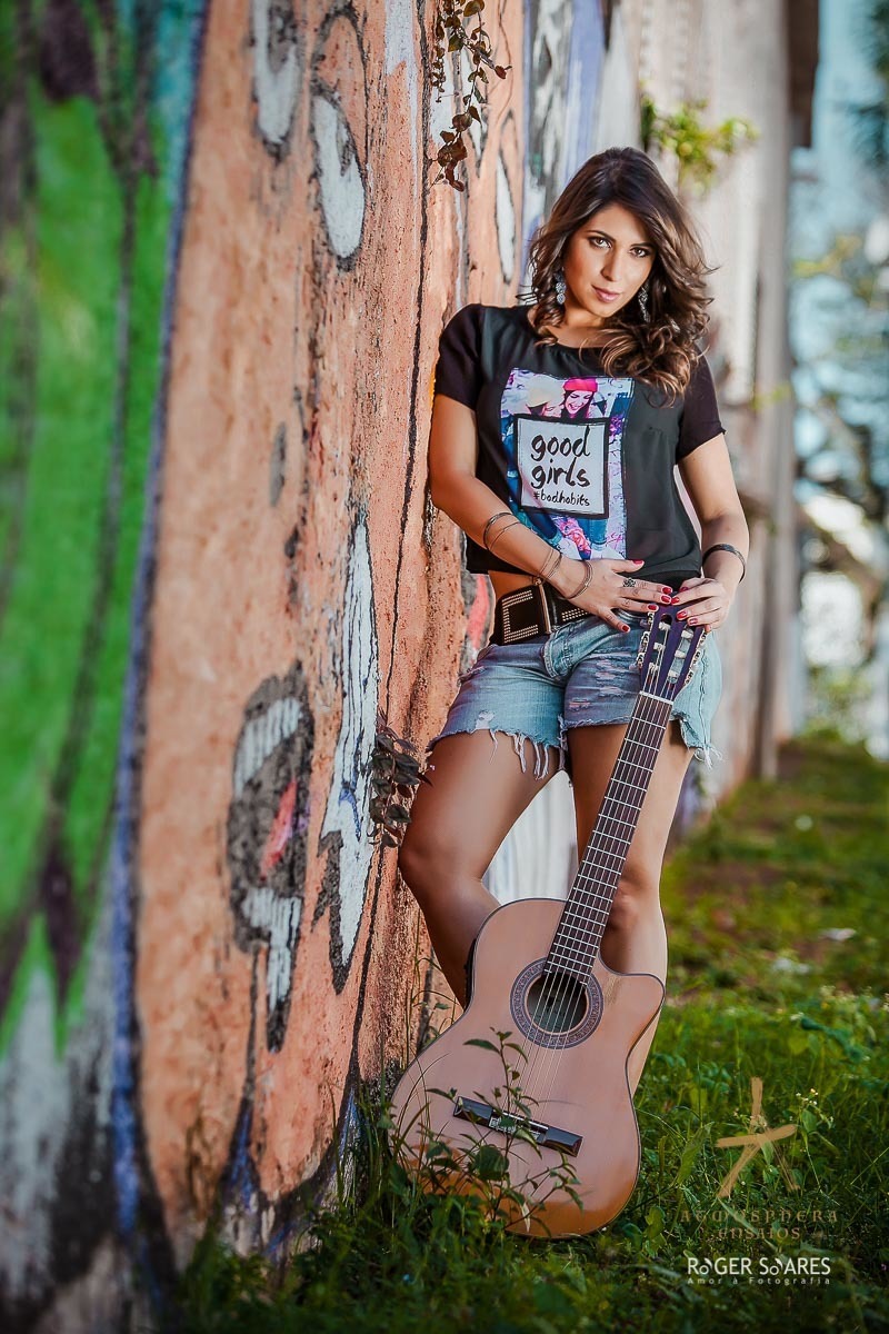 ENSAIO FOTOGRAFICO PROFISSIONAL DIVULGAÇÃO PROMOCIONAL PUBLICIDADE PROPAGANDA ARTISTA MÚSICA CANTORA MUSICISTA GUITARRA VIOLÃO CANTO MULHER MÃE ESPOSA CELEBRIDADE VESTIDO LOOKS MODA PRODUÇÃO MAQUIAGEM MAQUIADORA FOTOS IMAGENS ARTISTICAS