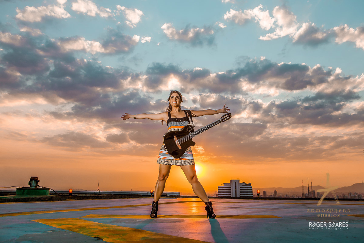 ENSAIO FOTOGRAFICO PROFISSIONAL DIVULGAÇÃO PROMOCIONAL PUBLICIDADE PROPAGANDA ARTISTA MÚSICA CANTORA MUSICISTA GUITARRA VIOLÃO CANTO MULHER MÃE ESPOSA CELEBRIDADE VESTIDO LOOKS MODA PRODUÇÃO MAQUIAGEM MAQUIADORA FOTOS IMAGENS ARTISTICAS