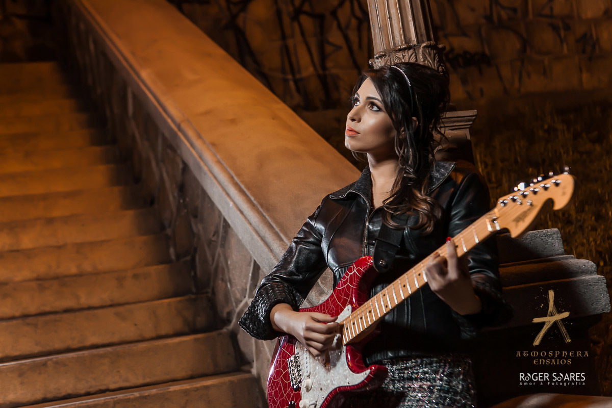 ENSAIO FOTOGRAFICO PROFISSIONAL DIVULGAÇÃO PROMOCIONAL PUBLICIDADE PROPAGANDA ARTISTA MÚSICA CANTORA MUSICISTA GUITARRA VIOLÃO CANTO MULHER MÃE ESPOSA CELEBRIDADE VESTIDO LOOKS MODA PRODUÇÃO MAQUIAGEM MAQUIADORA FOTOS IMAGENS ARTISTICAS