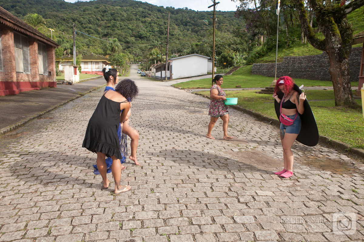 Aventuras making of ensaio gestante paranapiacaba maquiagem produção perrengues ensaio fotografico book gestacional bastidores vestido agua cachoeira equipe produtora maquiadora guia turistico tangará turismo