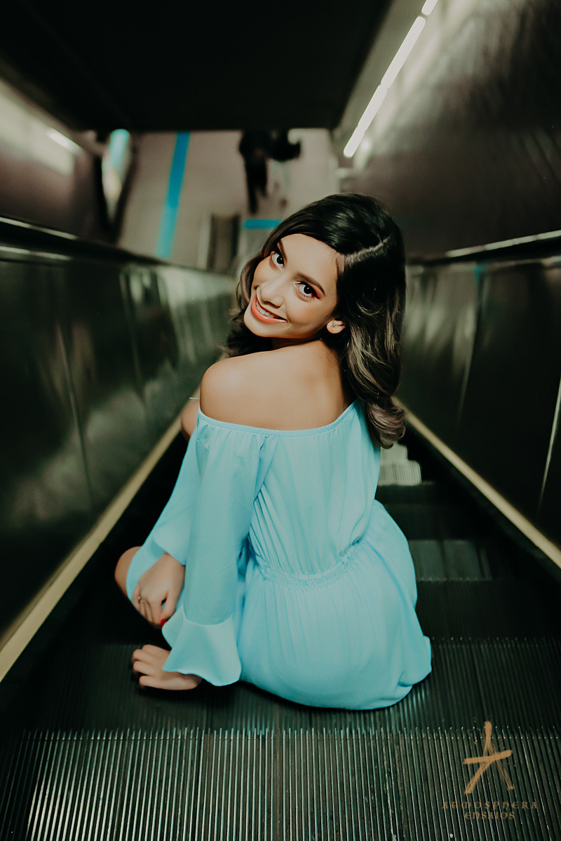 Ensaio Fotográfico Teen Avenida Paulista Book Fotos 15 anos Maquiagem Profissional Look Moda Fashion Street Rua fotografia mulher menina vestido vermelho farol luzes cachos loiros