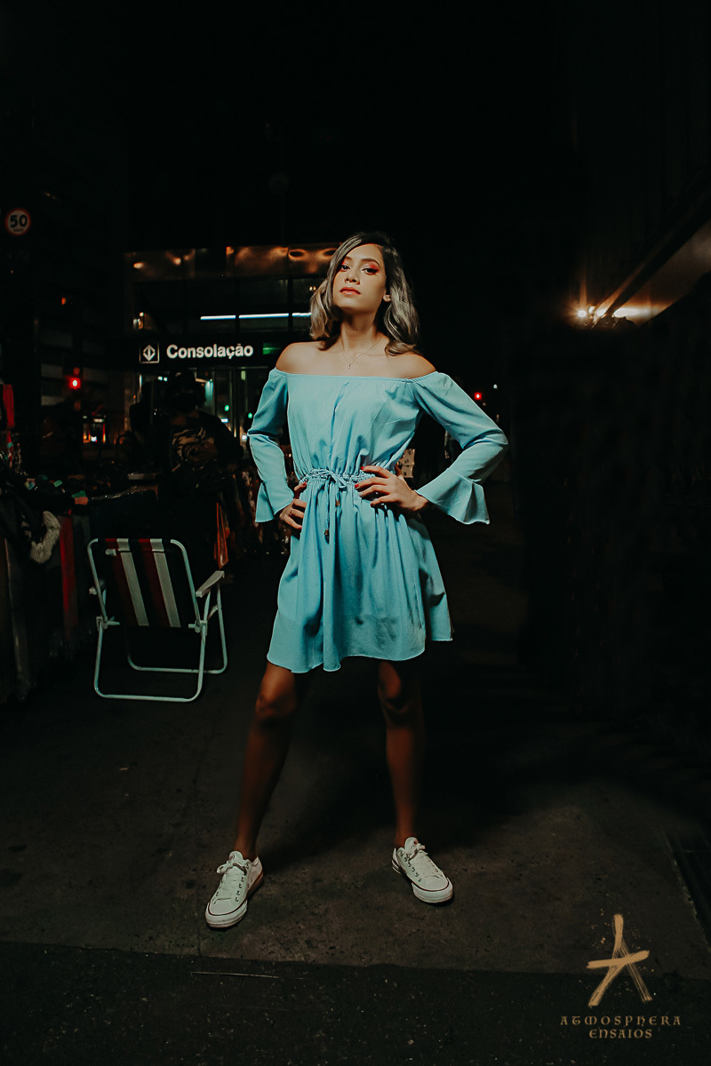 Ensaio Fotográfico Teen Avenida Paulista Book Fotos 15 anos Maquiagem Profissional Look Moda Fashion Street Rua fotografia mulher menina vestido vermelho farol luzes cachos loiros