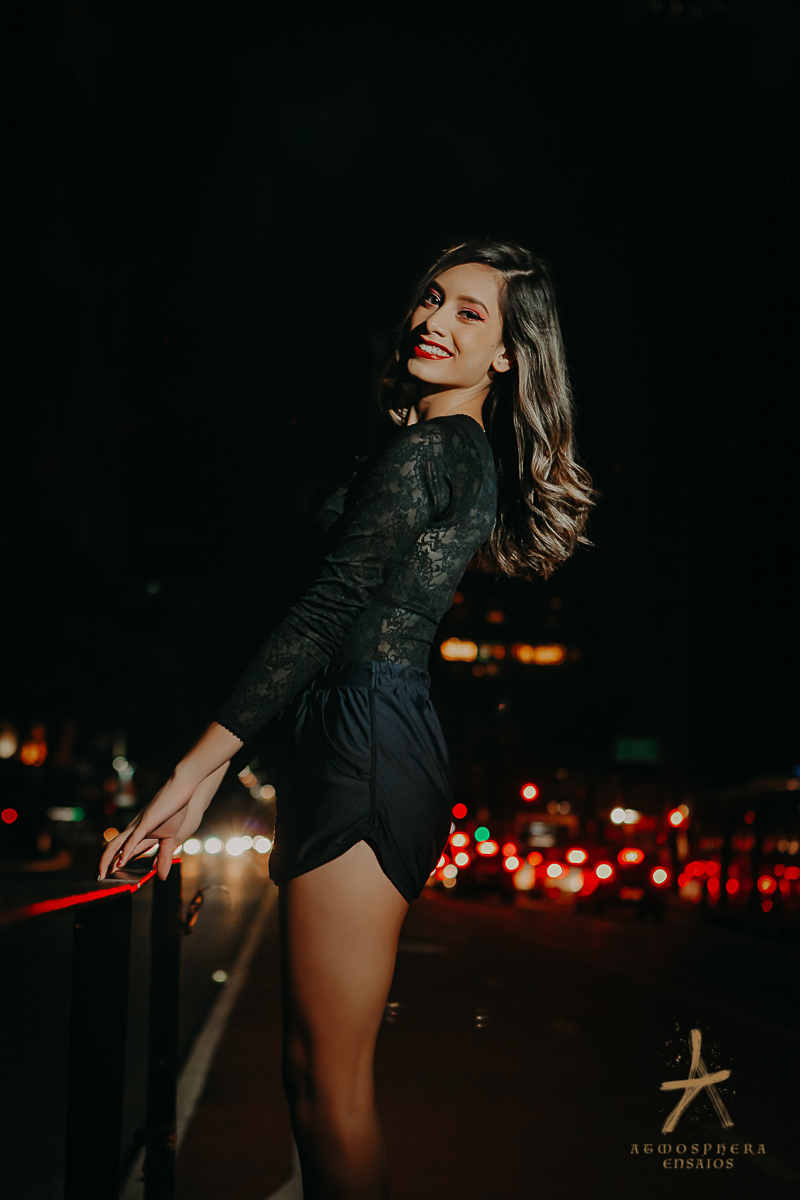 Ensaio Fotográfico Teen Avenida Paulista Book Fotos 15 anos Maquiagem Profissional Look Moda Fashion Street Rua fotografia mulher menina vestido vermelho farol luzes cachos loiros