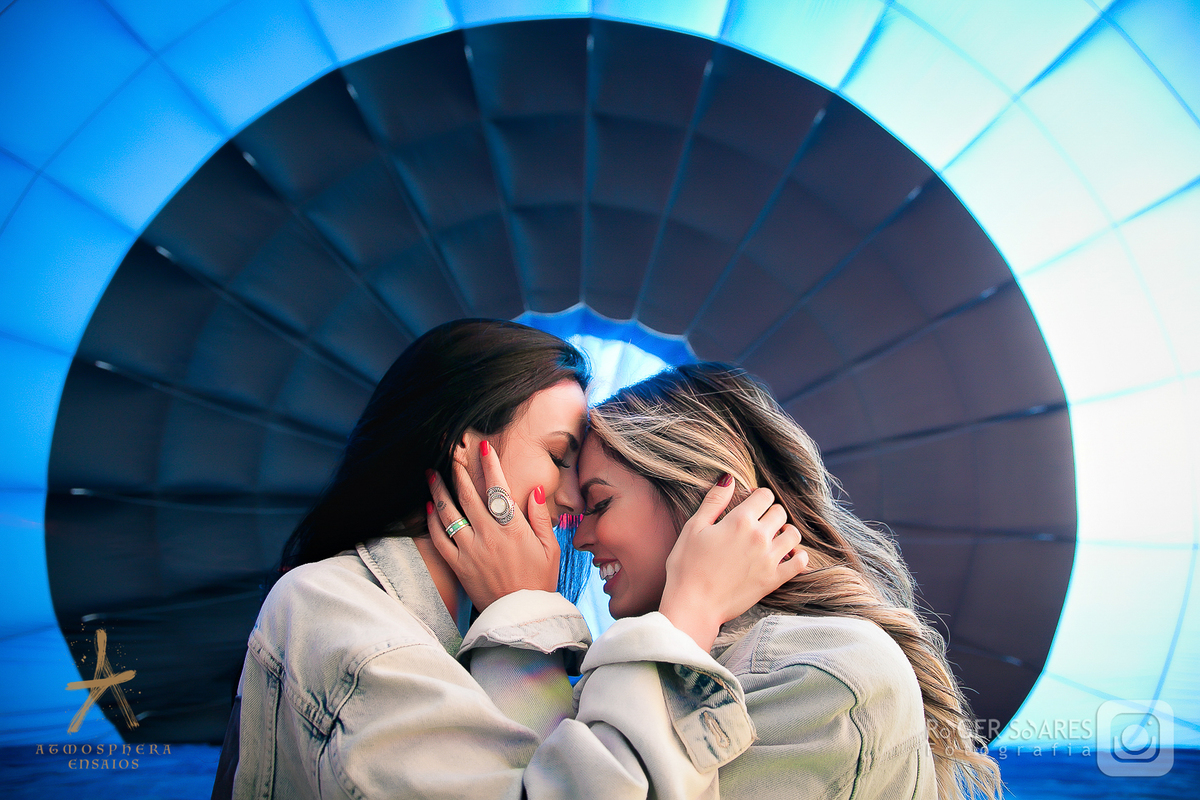 Passeio de Balão Boituva Brasil Balonismo Cores Amores GLBTQIA+ NATIZA Celebridades Apresentadoras Pedido de Noivado Casamento Romantismo Casal Noivas GAY Lésbicas Alianças Lazer Amor Natureza Loira Morena Maquiagem Beleza Brincadeira