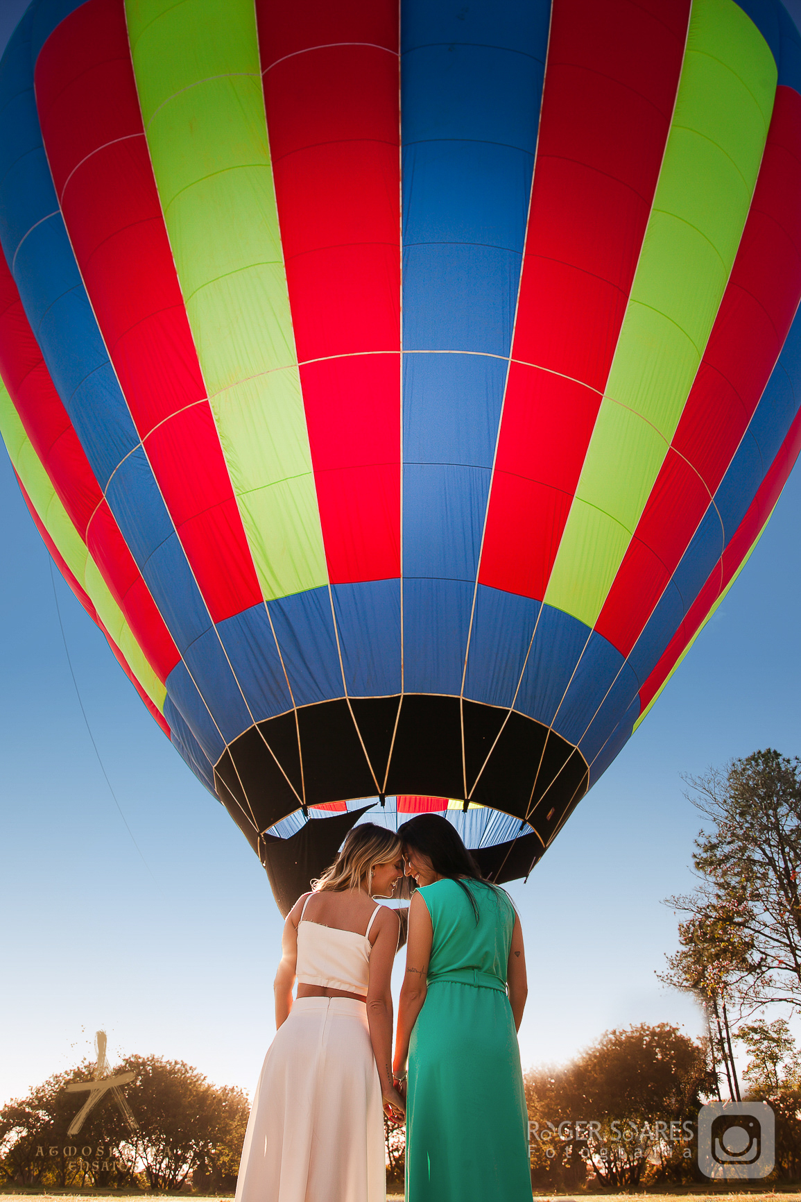 Passeio de Balão Boituva Brasil Balonismo Cores Amores GLBTQIA+ NATIZA Celebridades Apresentadoras Pedido de Noivado Casamento Romantismo Casal Noivas GAY Lésbicas Alianças Lazer Amor Natureza Loira Morena Maquiagem Beleza Brincadeira