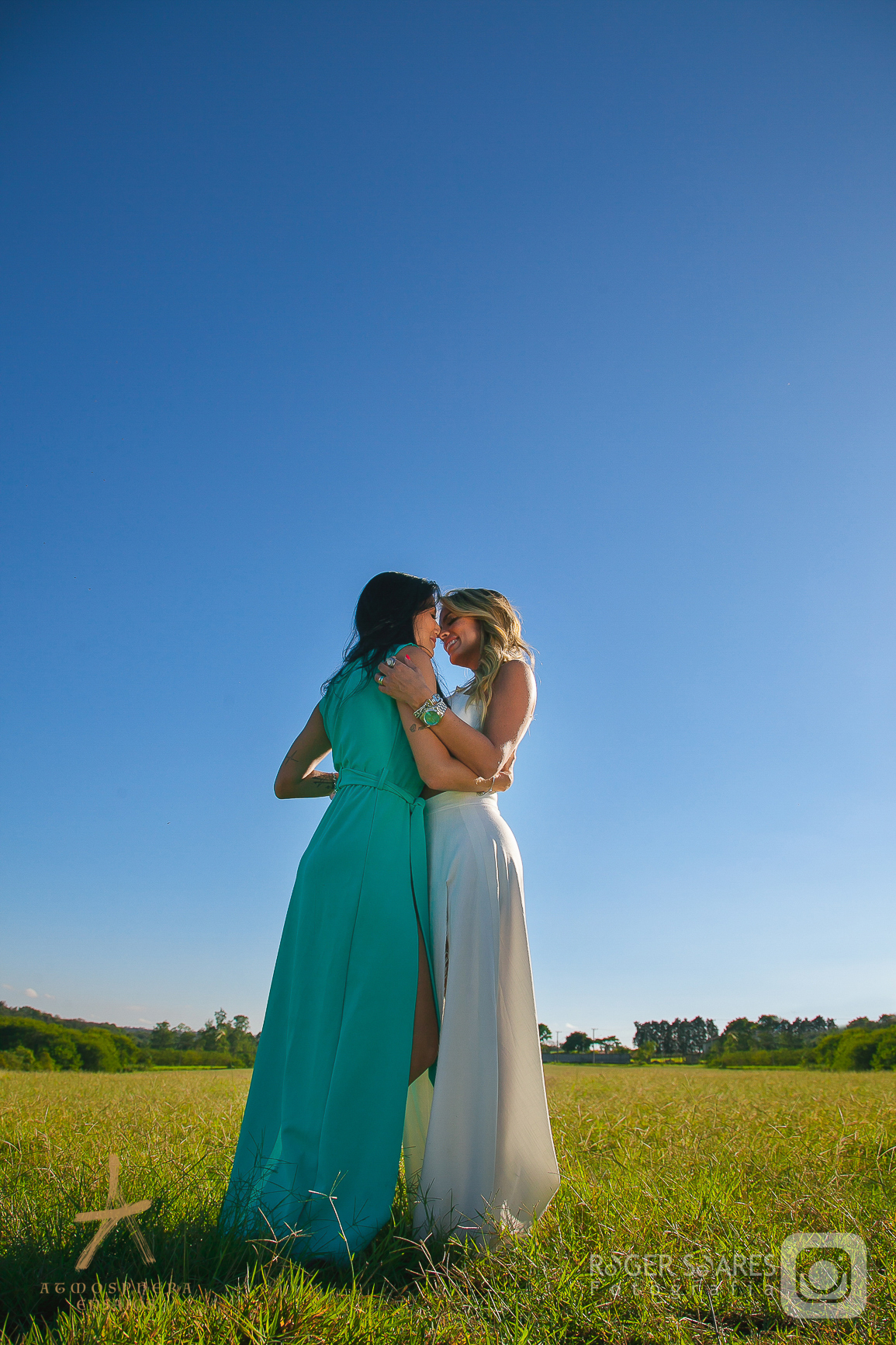 Passeio de Balão Boituva Brasil Balonismo Cores Amores GLBTQIA+ NATIZA Celebridades Apresentadoras Pedido de Noivado Casamento Romantismo Casal Noivas GAY Lésbicas Alianças Lazer Amor Natureza Loira Morena Maquiagem Beleza Brincadeira