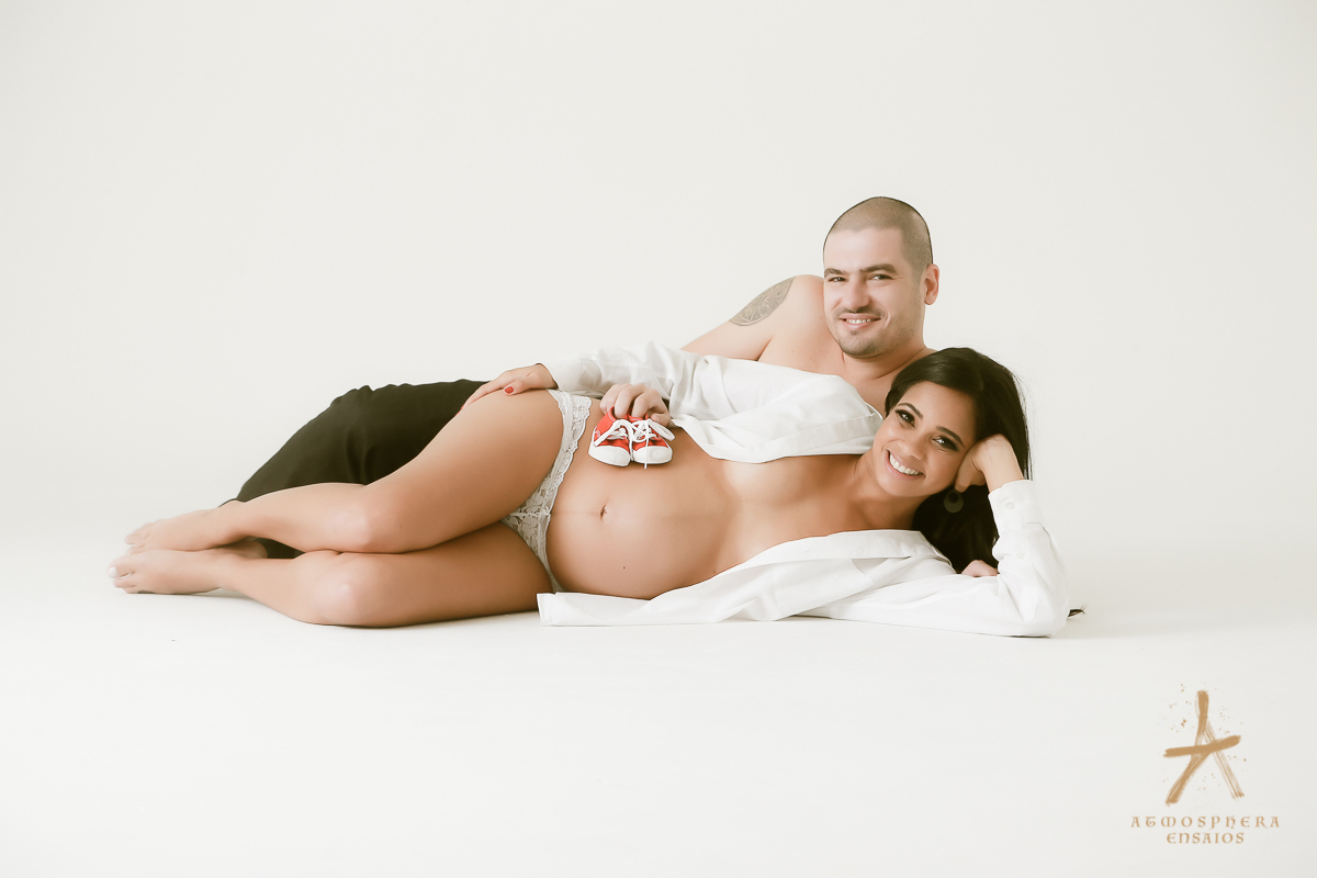 Nu artístico em Ensaio de Gestante em Estúdio Looks de grávida maquiagem profissional barriga baby nenem recem nascido barrigão marido esposa casal casamento gestação gestacional