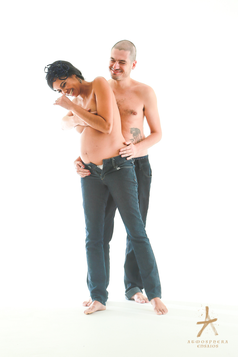 Nu artístico em Ensaio de Gestante em Estúdio Looks de grávida maquiagem profissional barriga baby nenem recem nascido barrigão marido esposa casal casamento gestação gestacional