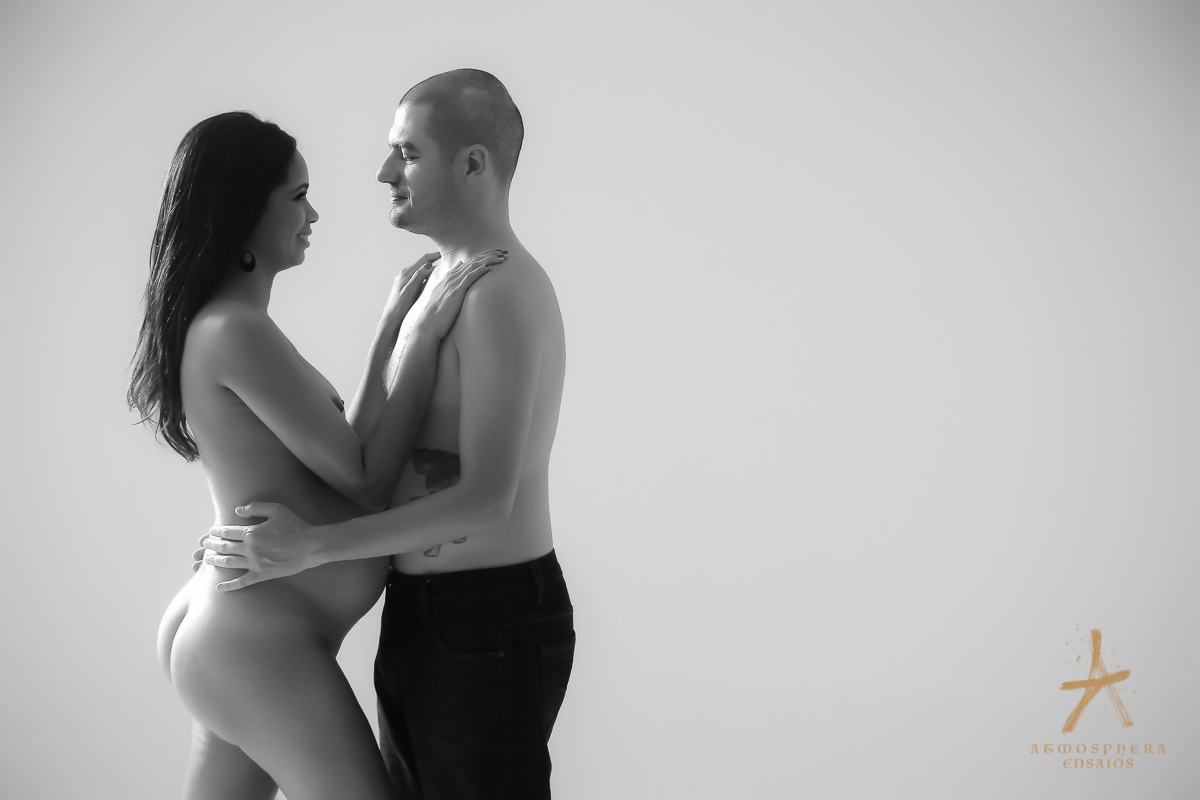 Nu artístico em Ensaio de Gestante em Estúdio Looks de grávida maquiagem profissional barriga baby nenem recem nascido barrigão marido esposa casal casamento gestação gestacional