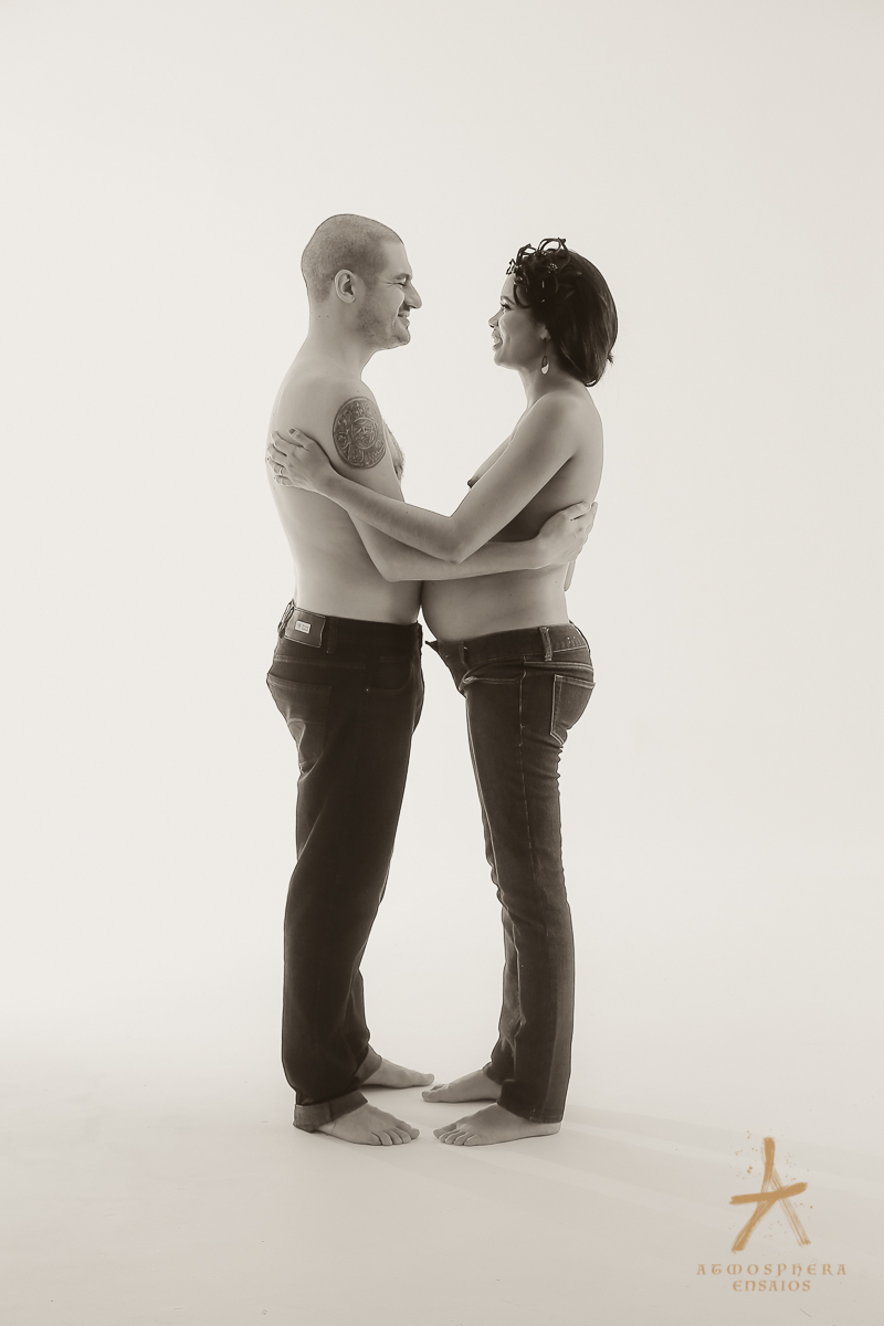 Nu artístico em Ensaio de Gestante em Estúdio Looks de grávida maquiagem profissional barriga baby nenem recem nascido barrigão marido esposa casal casamento gestação gestacional