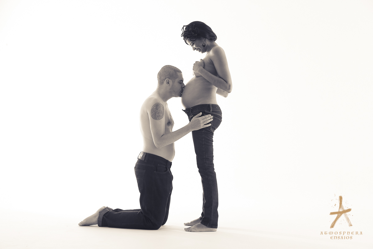 Nu artístico em Ensaio de Gestante em Estúdio Looks de grávida maquiagem profissional barriga baby nenem recem nascido barrigão marido esposa casal casamento gestação gestacional