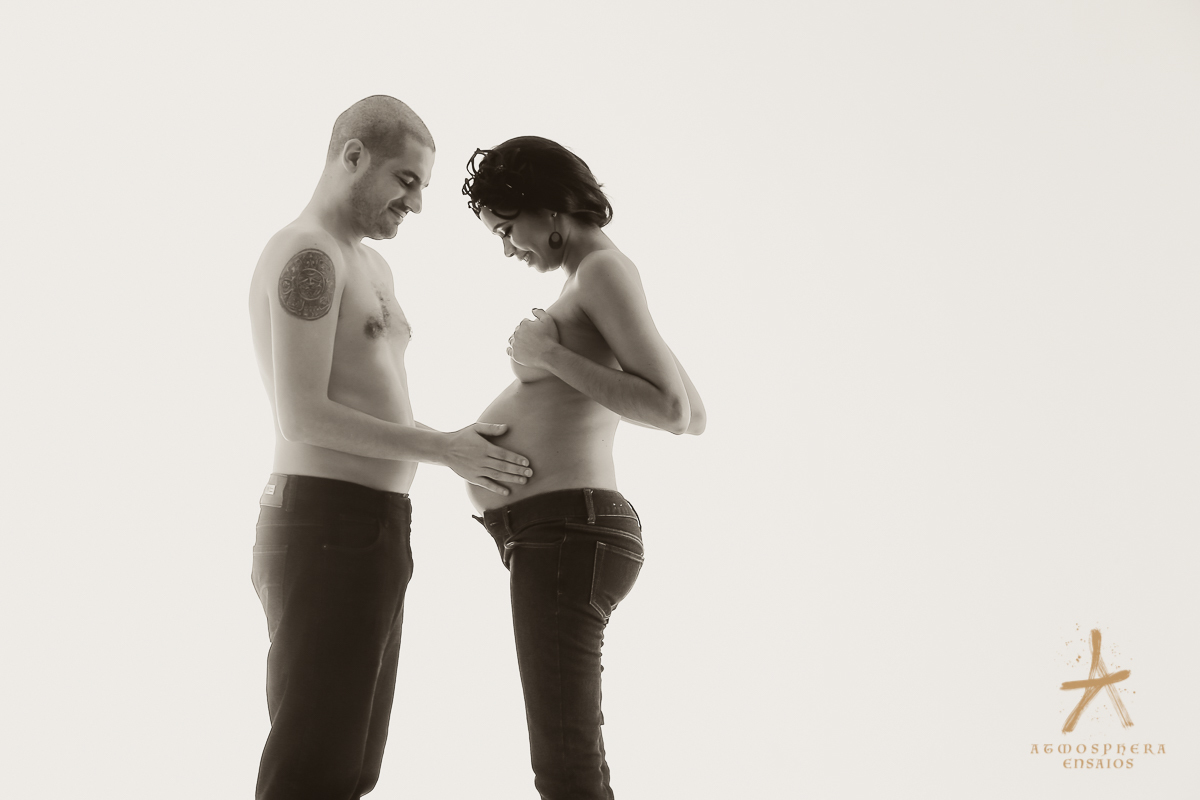 Nu artístico em Ensaio de Gestante em Estúdio Looks de grávida maquiagem profissional barriga baby nenem recem nascido barrigão marido esposa casal casamento gestação gestacional