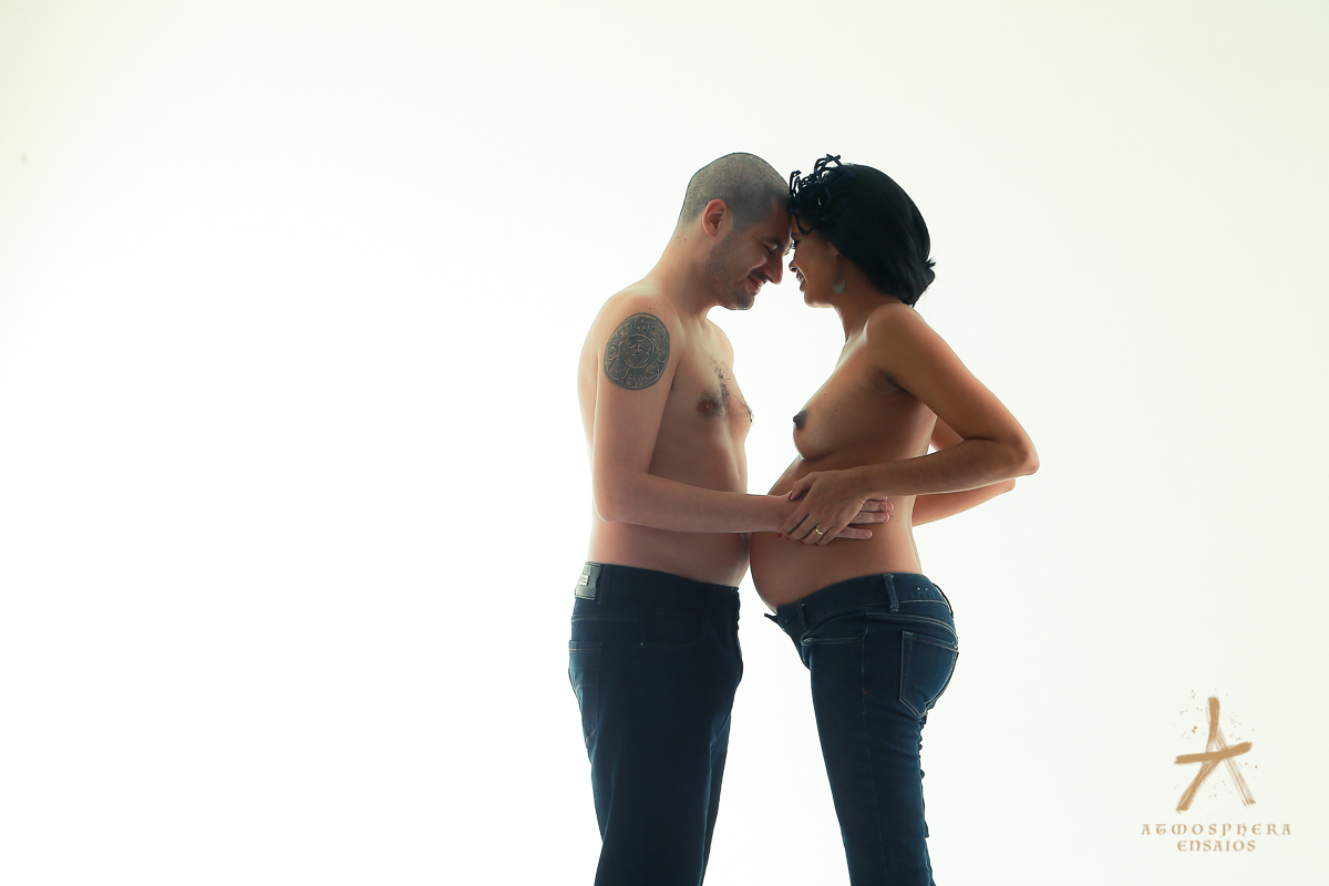 Nu artístico em Ensaio de Gestante em Estúdio Looks de grávida maquiagem profissional barriga baby nenem recem nascido barrigão marido esposa casal casamento gestação gestacional