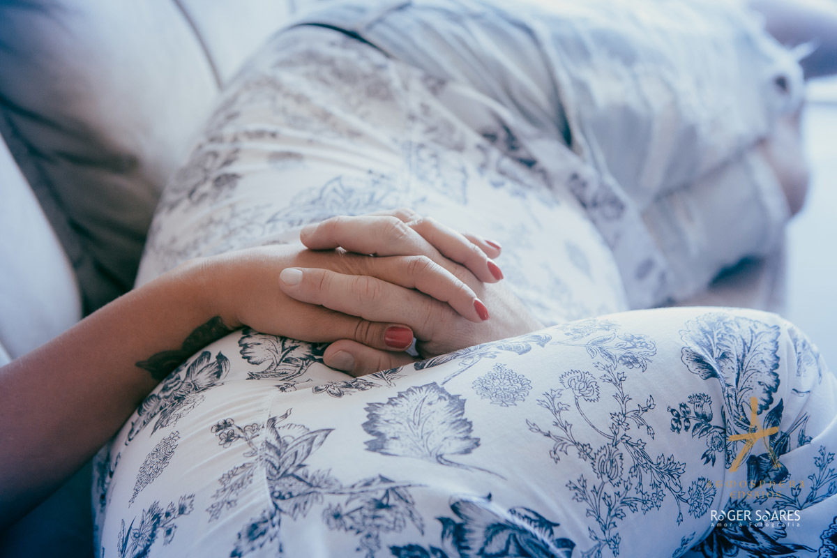 gestante gravida barrigão cachos mulher negra casal casados vestido look branco ensaio fotografico book livro álbum predio condominio sofa casa aconchego filhos bebe recém nascido carinho amor familia menino menina piscina água natureza azul jardim