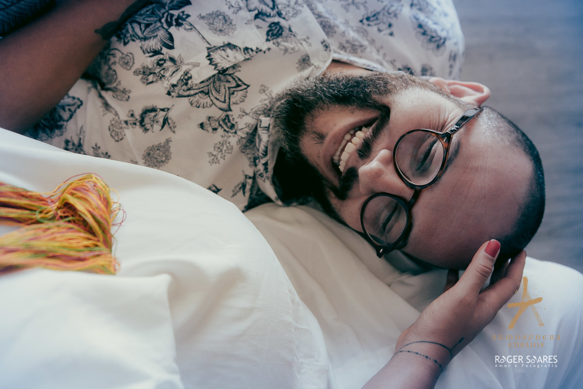 gestante gravida barrigão cachos mulher negra casal casados vestido look branco ensaio fotografico book livro álbum predio condominio sofa casa aconchego filhos bebe recém nascido carinho amor familia menino menina piscina água natureza azul jardim