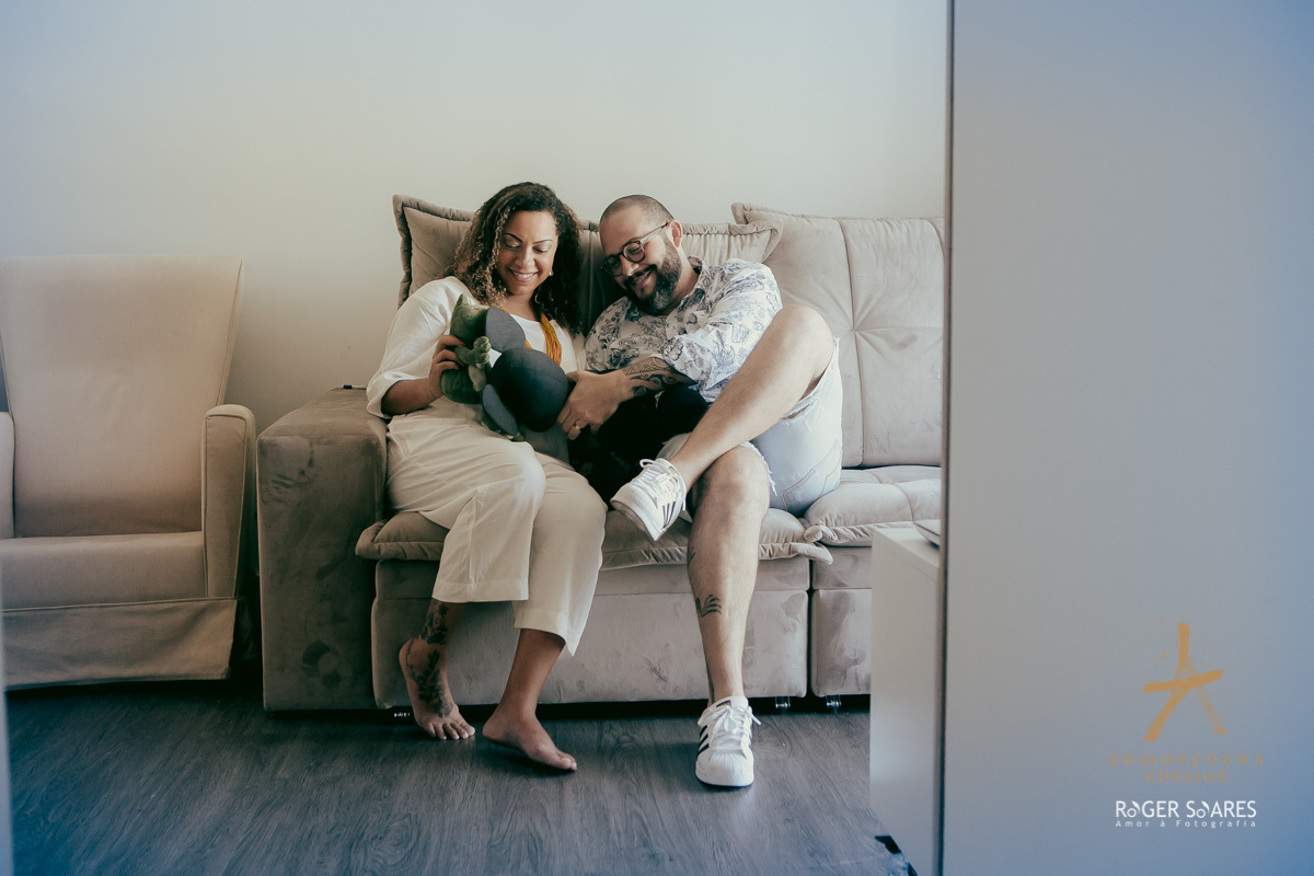 gestante gravida barrigão cachos mulher negra casal casados vestido look branco ensaio fotografico book livro álbum predio condominio sofa casa aconchego filhos bebe recém nascido carinho amor familia menino menina piscina água natureza azul jardim