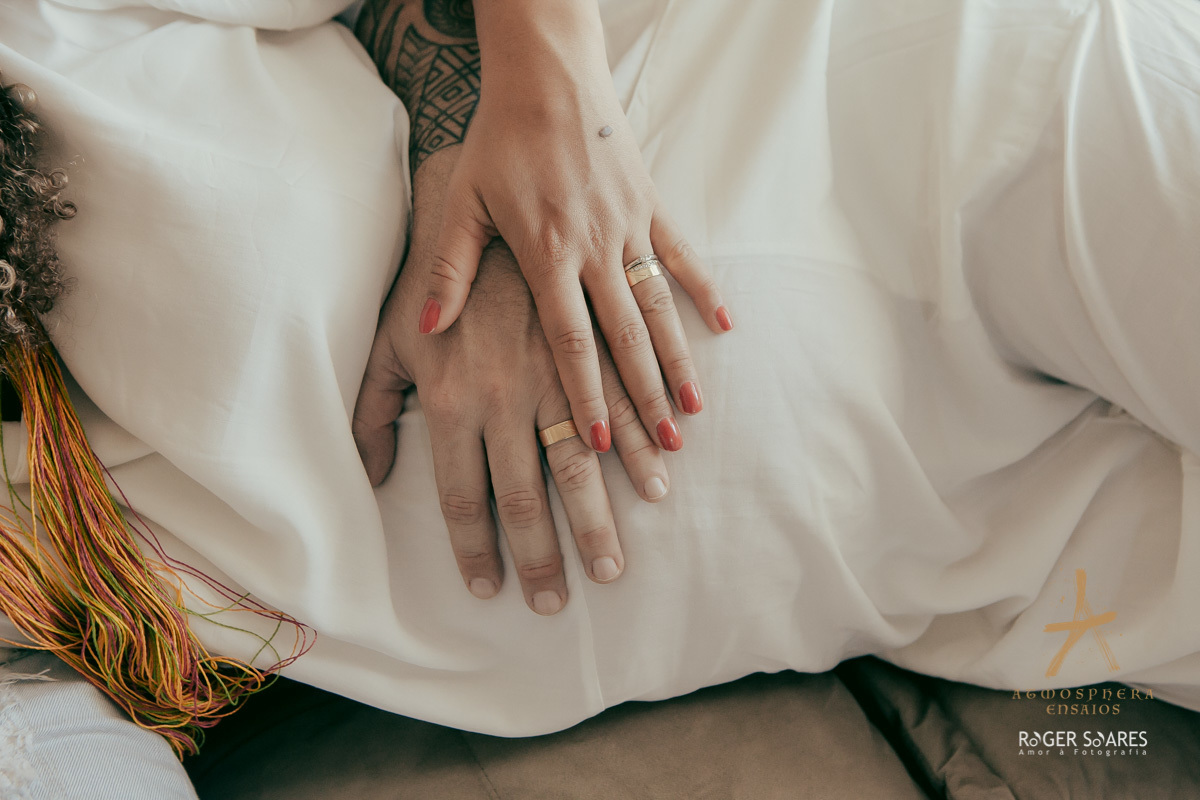 gestante gravida barrigão cachos mulher negra casal casados vestido look branco ensaio fotografico book livro álbum predio condominio sofa casa aconchego filhos bebe recém nascido carinho amor familia menino menina piscina água natureza azul jardim