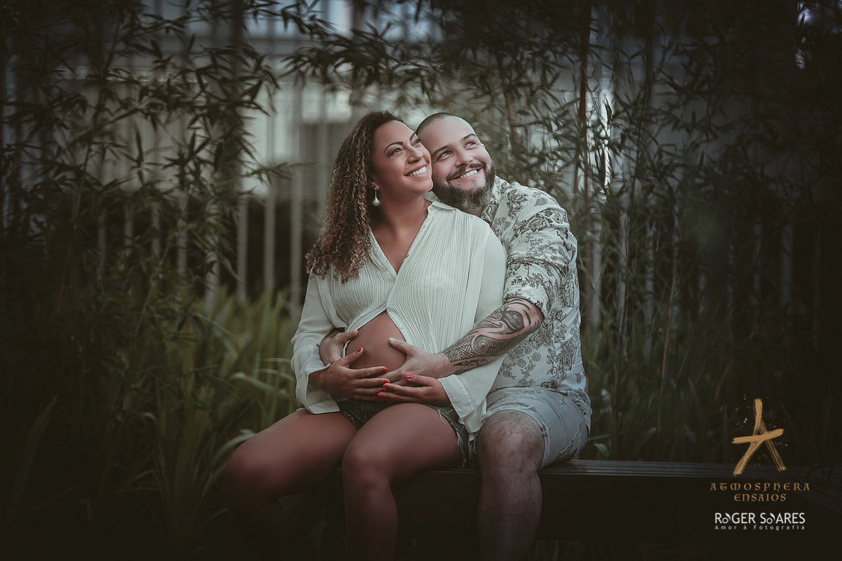 gestante gravida barrigão cachos mulher negra casal casados vestido look branco ensaio fotografico book livro álbum predio condominio sofa casa aconchego filhos bebe recém nascido carinho amor familia menino menina piscina água natureza azul jardim