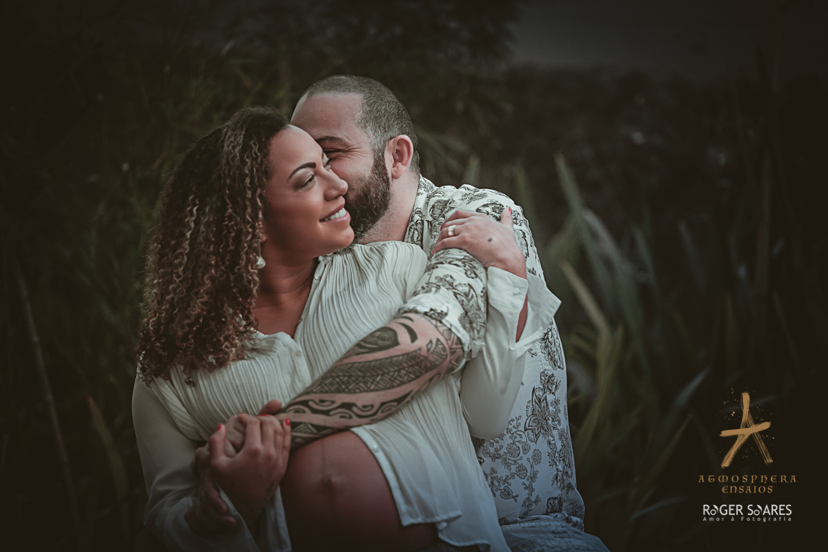 gestante gravida barrigão cachos mulher negra casal casados vestido look branco ensaio fotografico book livro álbum predio condominio sofa casa aconchego filhos bebe recém nascido carinho amor familia menino menina piscina água natureza azul jardim