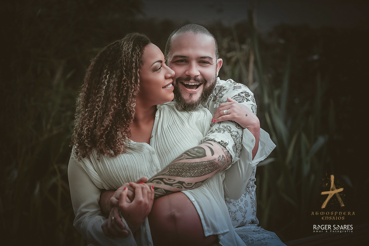 gestante gravida barrigão cachos mulher negra casal casados vestido look branco ensaio fotografico book livro álbum predio condominio sofa casa aconchego filhos bebe recém nascido carinho amor familia menino menina piscina água natureza azul jardim