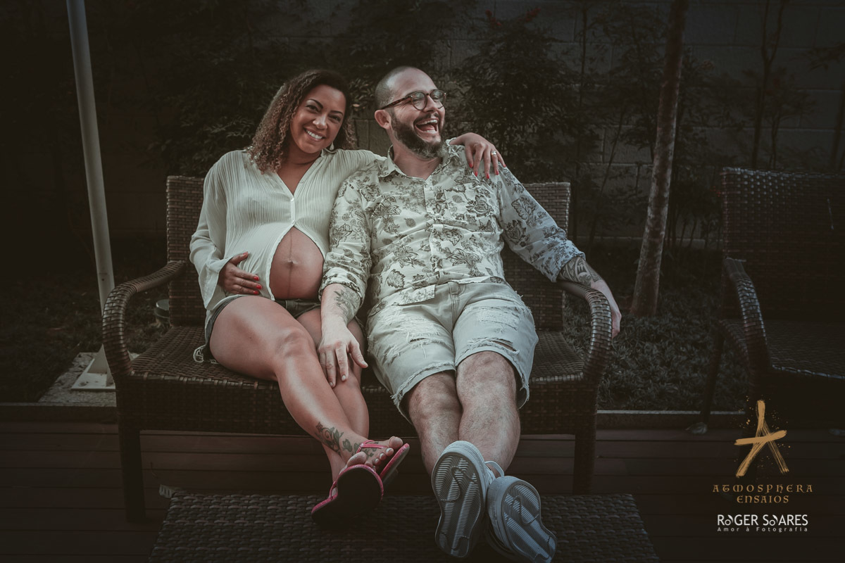 gestante gravida barrigão cachos mulher negra casal casados vestido look branco ensaio fotografico book livro álbum predio condominio sofa casa aconchego filhos bebe recém nascido carinho amor familia menino menina piscina água natureza azul jardim