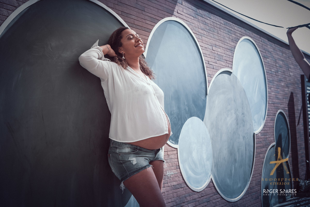 gestante gravida barrigão cachos mulher negra casal casados vestido look branco ensaio fotografico book livro álbum predio condominio sofa casa aconchego filhos bebe recém nascido carinho amor familia menino menina piscina água natureza azul jardim