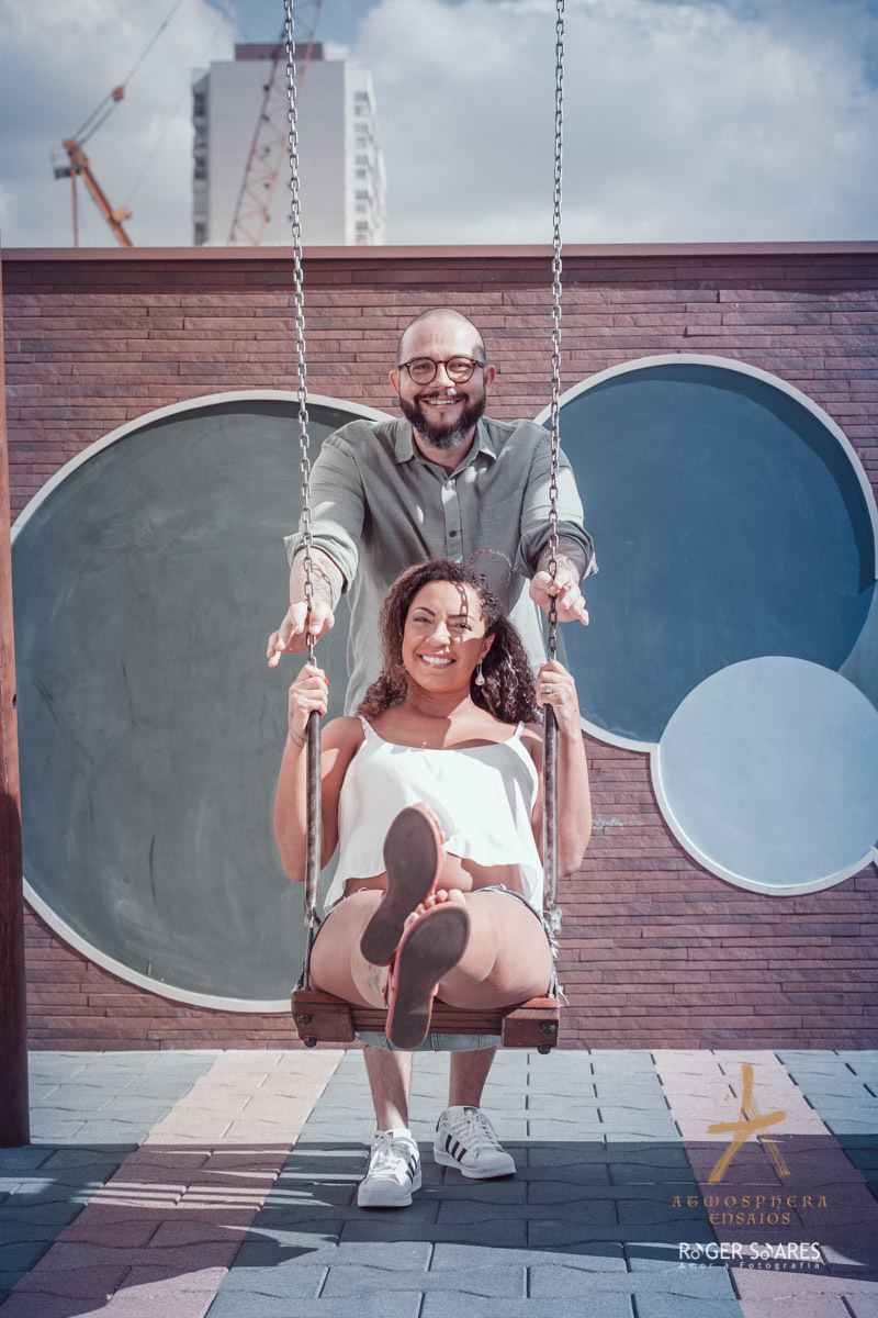 gestante gravida barrigão cachos mulher negra casal casados vestido look branco ensaio fotografico book livro álbum predio condominio sofa casa aconchego filhos bebe recém nascido carinho amor familia menino menina piscina água natureza azul jardim