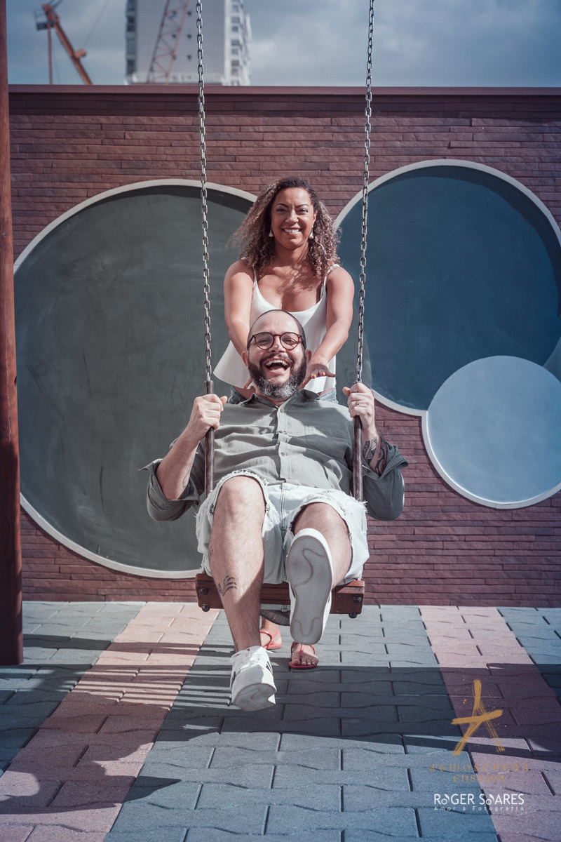 gestante gravida barrigão cachos mulher negra casal casados vestido look branco ensaio fotografico book livro álbum predio condominio sofa casa aconchego filhos bebe recém nascido carinho amor familia menino menina piscina água natureza azul jardim