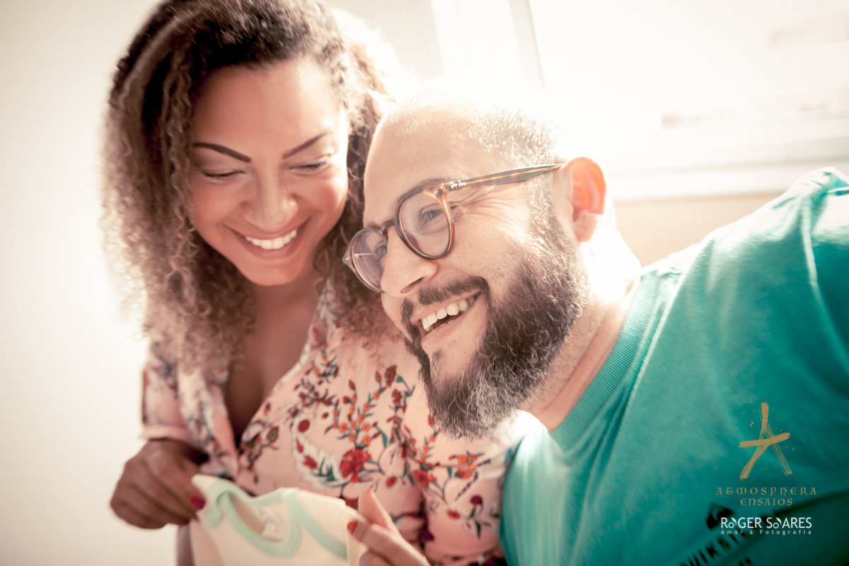 gestante gravida barrigão cachos mulher negra casal casados vestido look branco ensaio fotografico book livro álbum predio condominio sofa casa aconchego filhos bebe recém nascido carinho amor familia menino menina piscina água natureza azul jardim