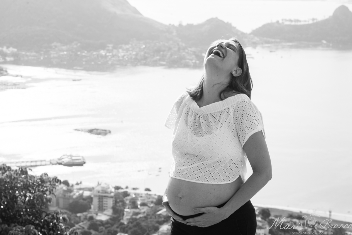 Fotografia de ensaio gestante de gêmeos com vista para o RJ 