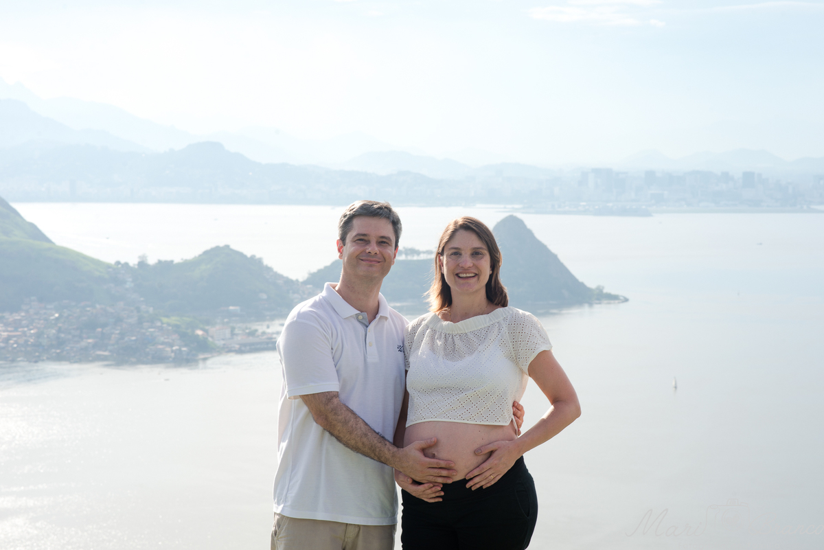 Fotografia de ensaio gestante de gêmeos com vista para o RJ 