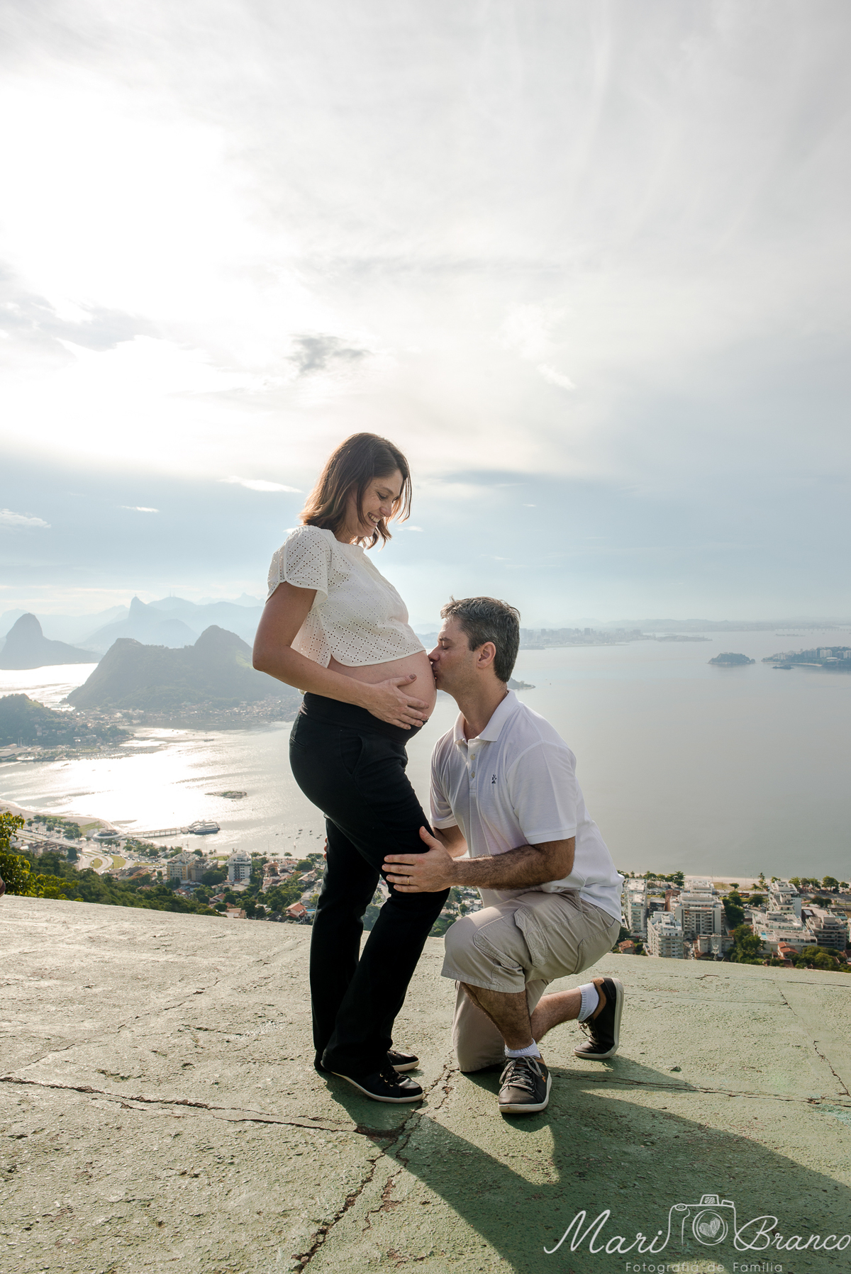 Fotografia de ensaio gestante de gêmeos com vista para o RJ 